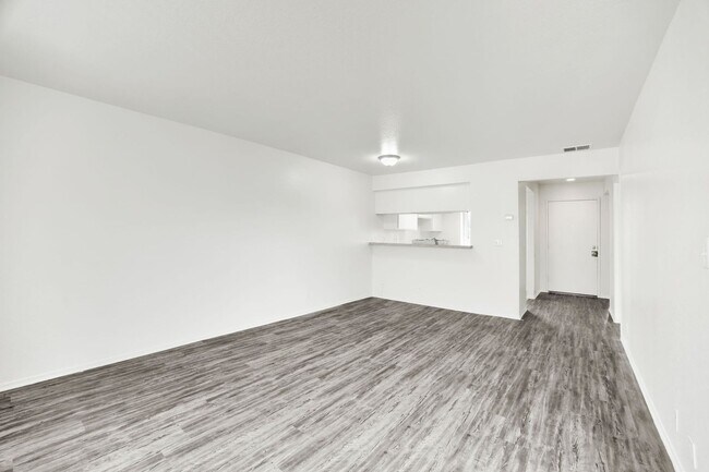 Building Photo - 2BD 2BTH B