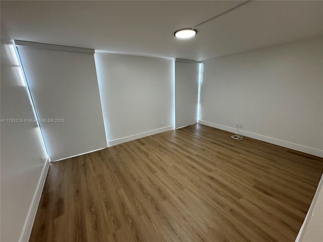 Building Photo - 3475 N Country Club Dr