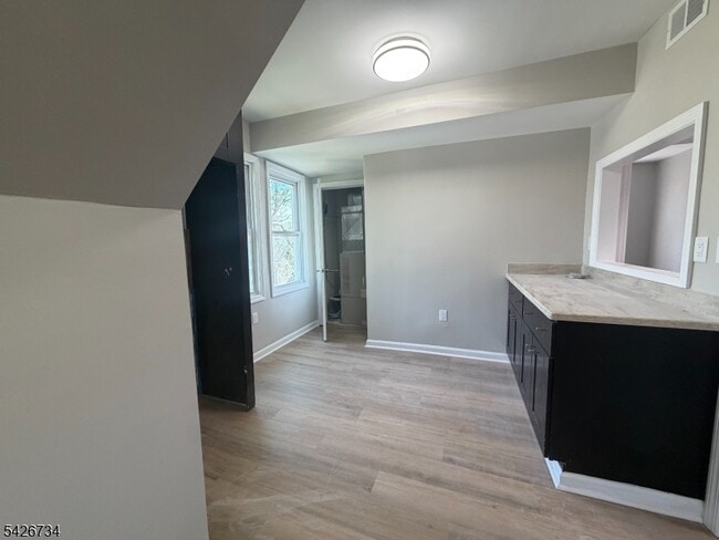 Building Photo - 37 Mapes Ave