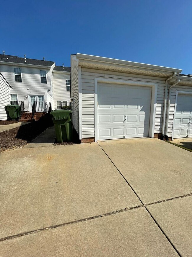 Building Photo - Hadley Commons 2 Bedroom 2.5 Bath Townhome Minutes from Bridgeway Station !! $500 off the First M...
