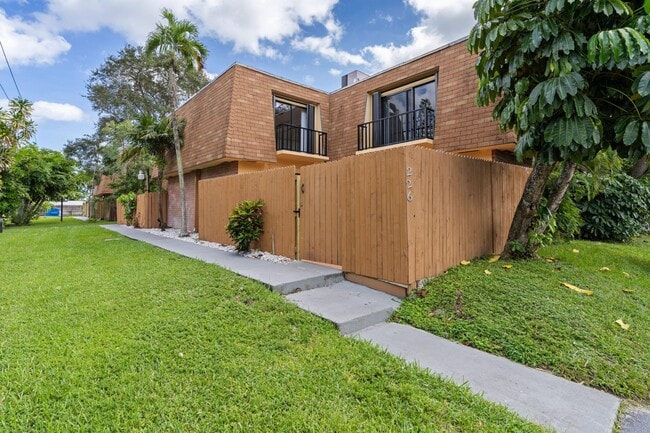 Building Photo - 226 Alemeda Dr