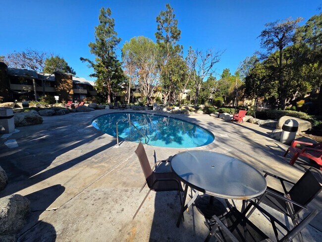 Building Photo - Charming 1 Bed, 1 Bath Lakewood Shores condo!