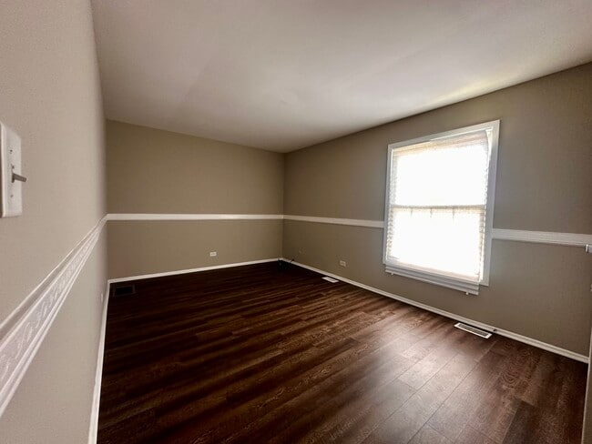 Building Photo - 1401 N Glen Cir