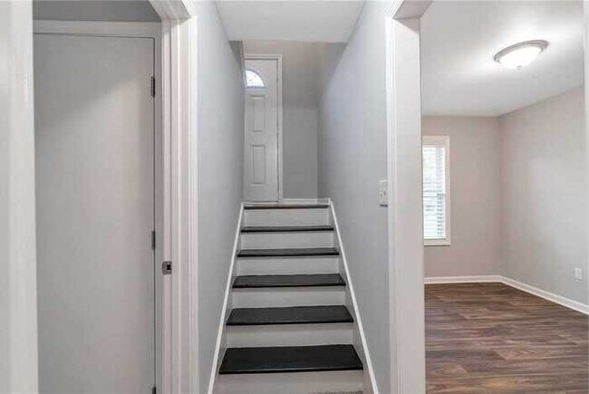 Building Photo - Fantastic 4bd/2ba home! Let yourself in!