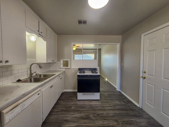 Building Photo - Cute 2 bed 1 bath house with 1 car garage