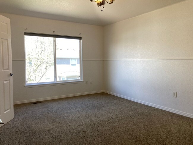 Building Photo - Spacious 4 Bed / 2.5 Bath Westminster Home