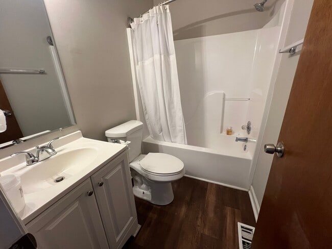 Building Photo - Charming 2-bedroom, 1-bath home on a corne...