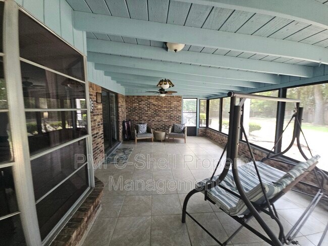 Building Photo - 4625 Tree Line Dr