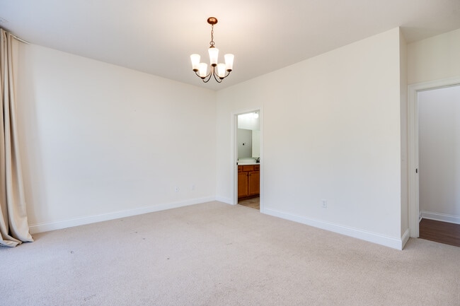 Building Photo - 208 Pointe Oakwood Way