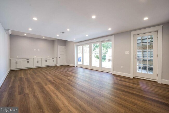Building Photo - 2314 N Kenmore St