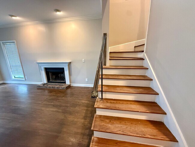 Building Photo - Quaint East Nashville Townhome