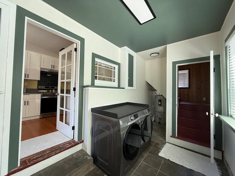 Building Photo - 7870 SW West Slope Dr