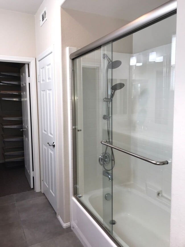 Building Photo - Located in the very popular northwest area...