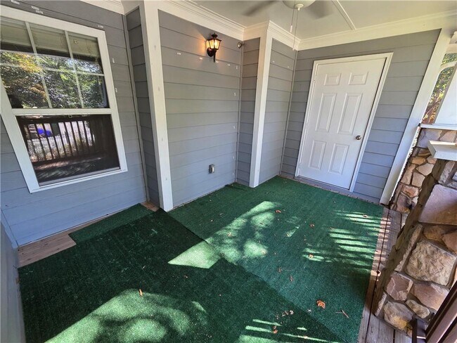 Building Photo - 1304 Madison Ln S E