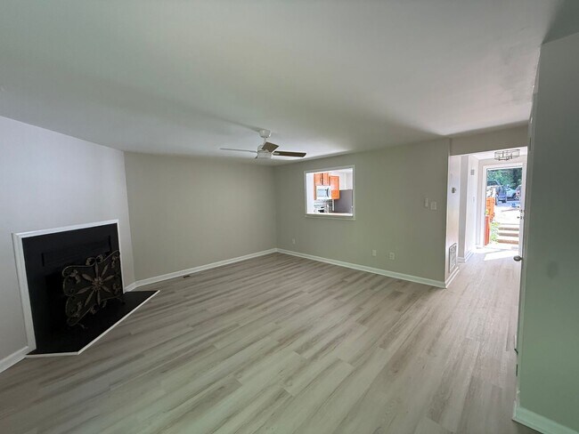 Building Photo - Beautiful Townhome in Prime Raleigh Location