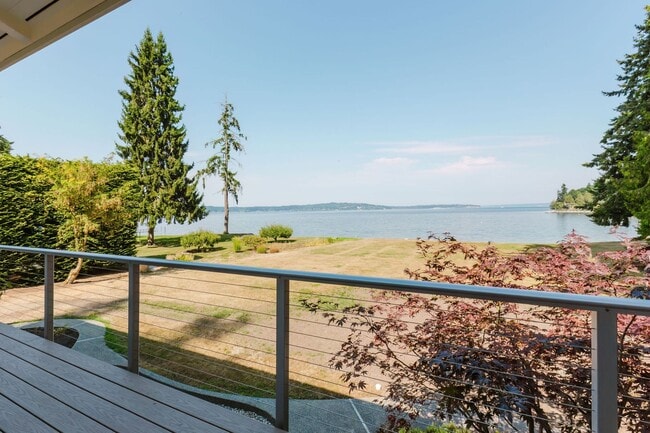Building Photo - Low Bank Waterfront New Remodel on Huge Lot