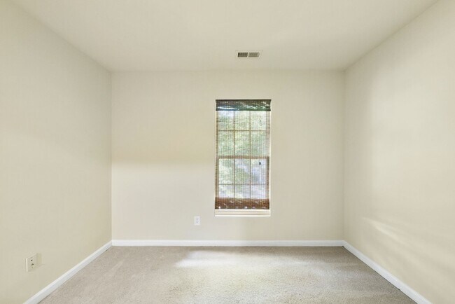 Building Photo - %16 Walnut Woods DR