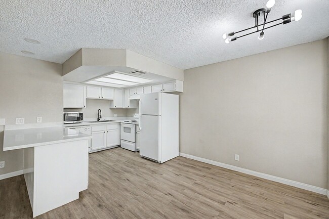 Building Photo - 2 Bedroom Condo just off Summerlin Pkwy w/ views of pool