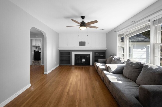 Building Photo - 3 Bed 1 Bath Home for Rent in Newport News