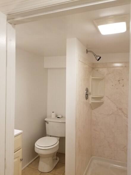 2nd bathroom - 917 Pretense Way
