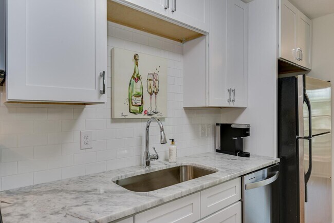 Building Photo - 1209 Azalea Dr
