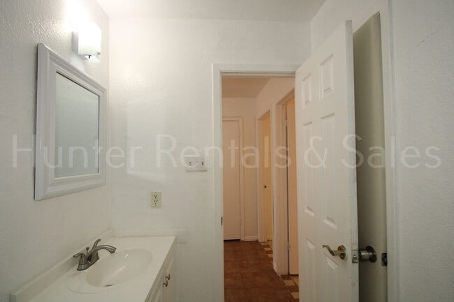 Building Photo - Bright and Open 3 Bedroom Home in Cove!