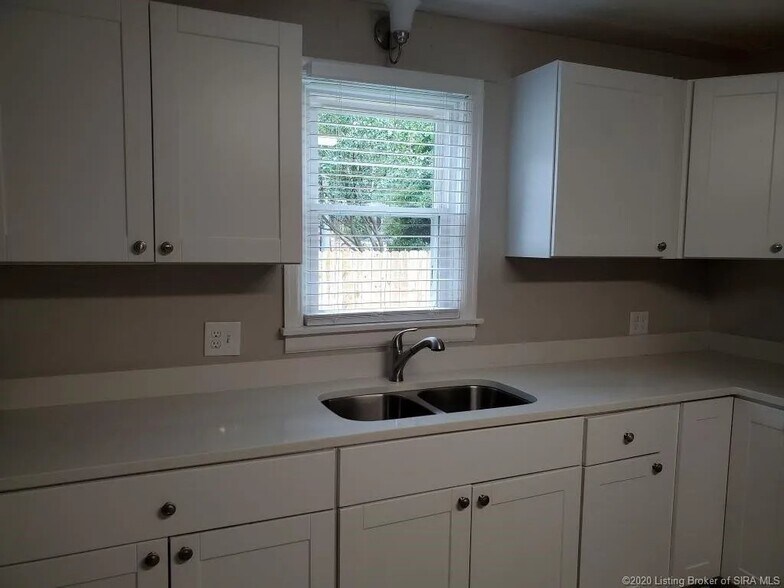 Building Photo - 504 Crestview Ct