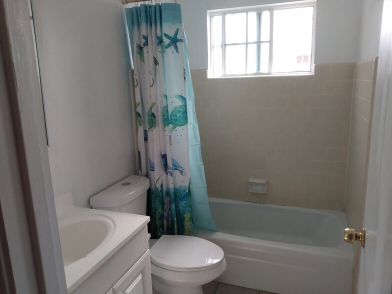 Building Photo - 3720 E Clay Ave