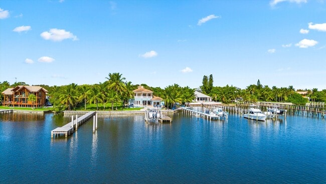 Building Photo - 614 S Lake Dr