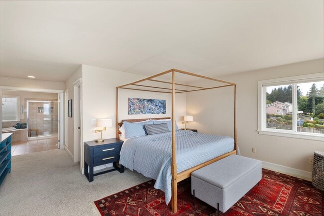 Building Photo - Renovated VIEW Kingston Home Near Ferry fo...