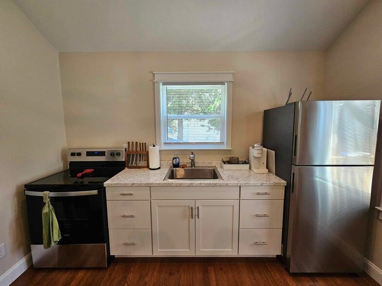 Building Photo - 1565 N May St