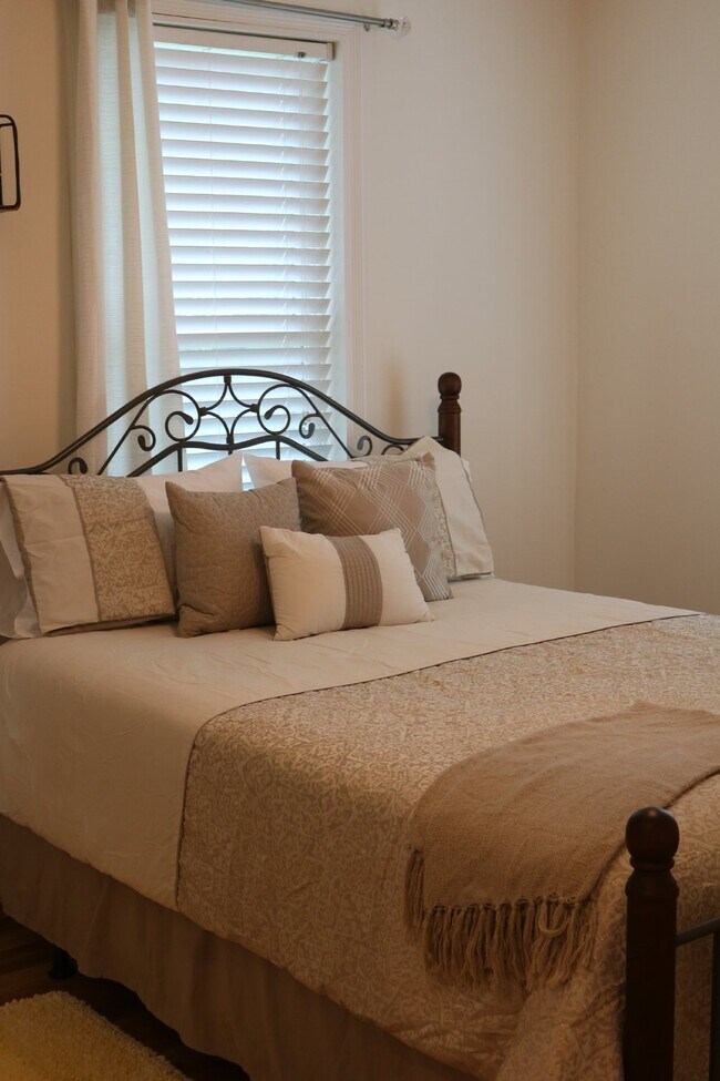 Building Photo - "Charming Furnished 2-Bedroom Home in Colu...