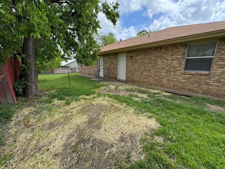 Building Photo - 310 W Washington Ave