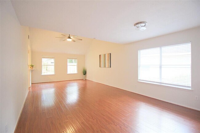 Building Photo - 6 Thicket Grove Pl