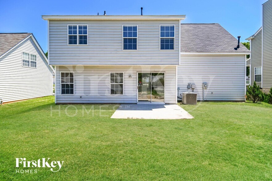 Building Photo - 8121 Chatham Oaks Dr