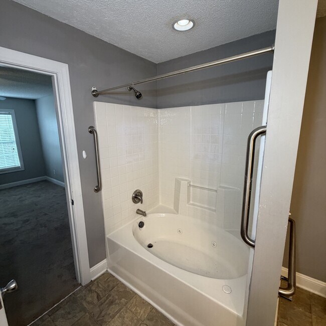 Building Photo - 2552 Saddleback Dr