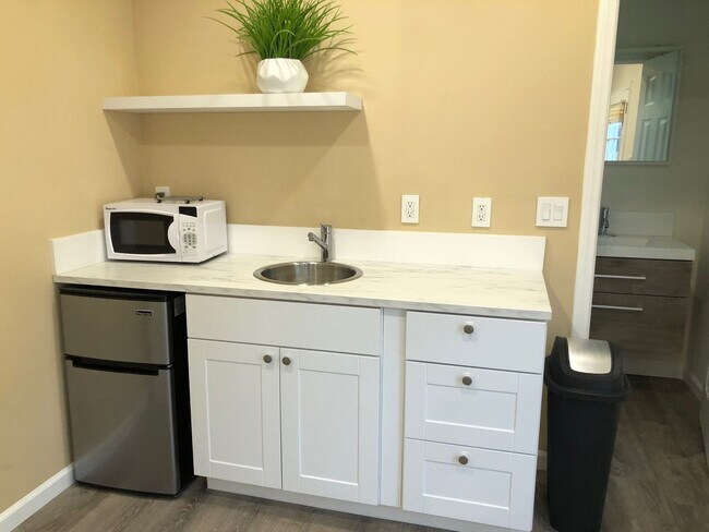 Building Photo - Tarzana- High End Compact Side House Studio / UTILITIES INCLUDED!