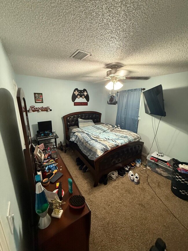 Building Photo - Upgraded 2BR/1.5BA Townhouse Apartment Con...