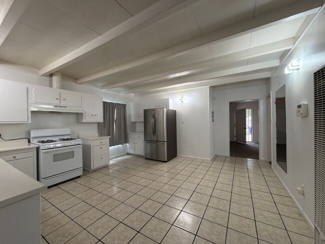 Building Photo - 4 Bedroom 2 Bathroom House with Fenced Yard & 1 Car Garage