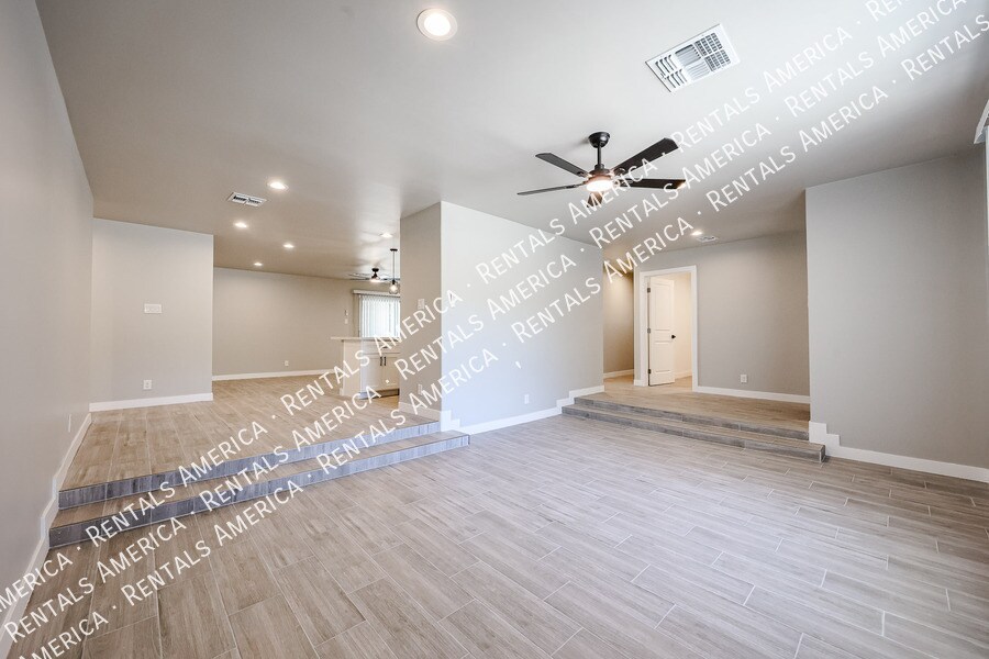 Building Photo - 1704 E Pickrell Dr