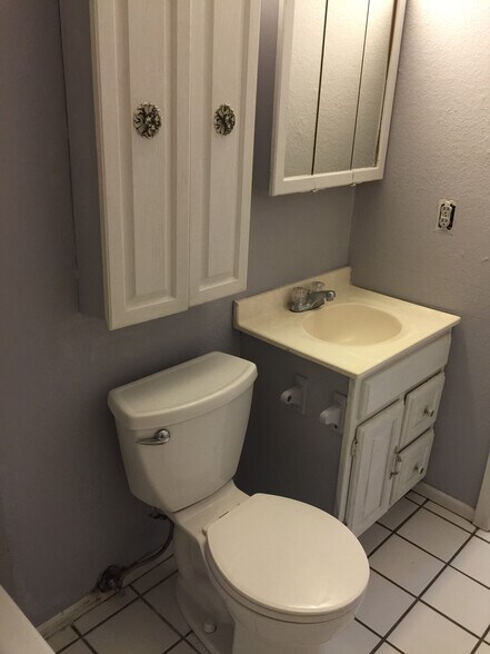 Full bathroom - 4123 Villa Dr