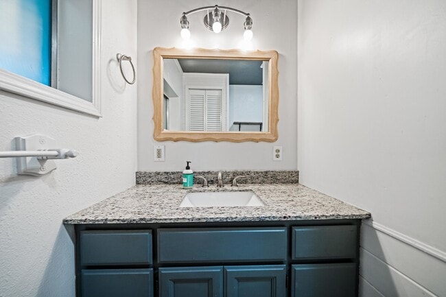 Building Photo - Adorable and clean country property locate...