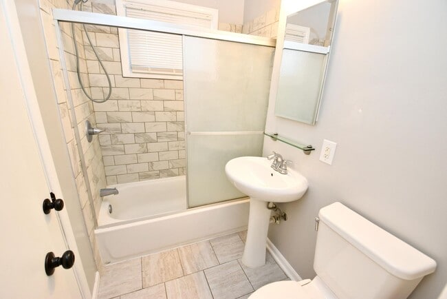 Building Photo - Close to Notre Dame, 3 bedroom home with 2...