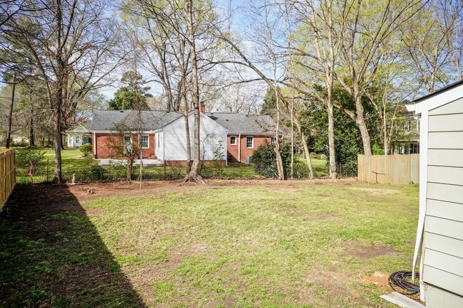 Building Photo - Three Bedroom Home!