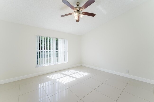 Building Photo - 1160 NW 15th Ave