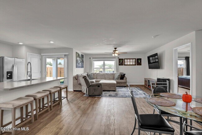 Building Photo - 519 Birdsong Dr