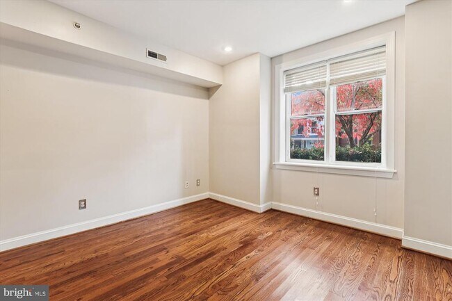 Building Photo - 1116 C St NE