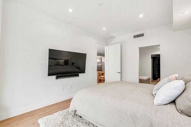 Building Photo - 855 N Croft Ave