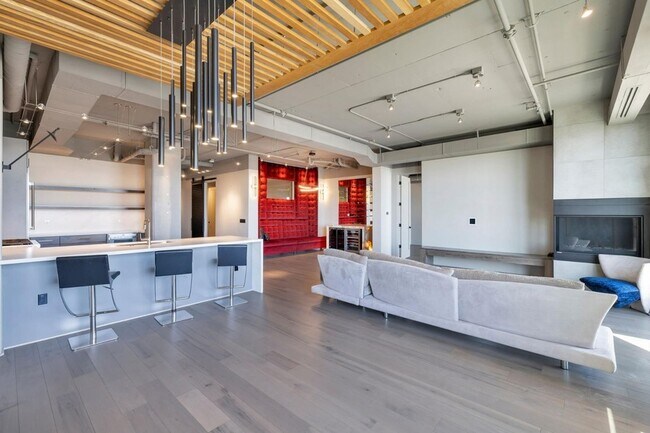 Building Photo - 2211 E Camelback Rd