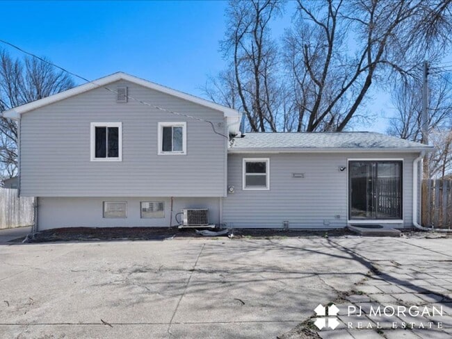 Building Photo - 3 bedroom, 2 Bathroom Home - Available Now